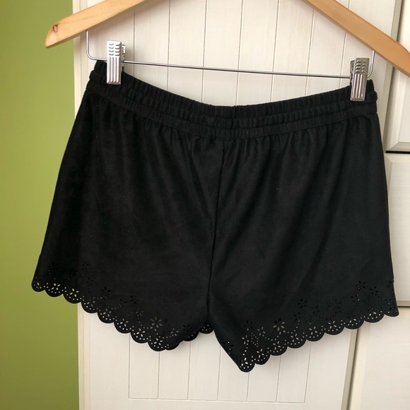 Cute Detailed Shorts - Picture 2 of 3